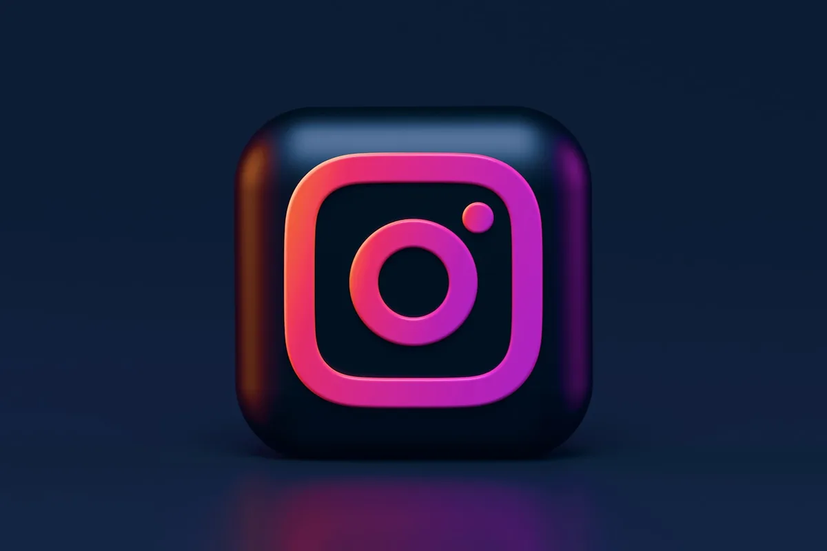 Le logo Instagram en 3D sur fond sombre