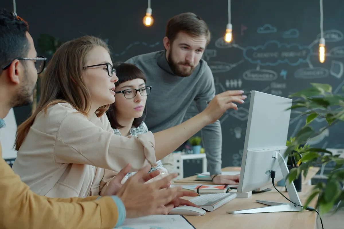 Une équipe marketing prépare une campagne devant un écran