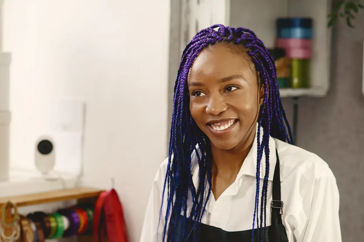 Une commerçante souriante dans sa mercerie