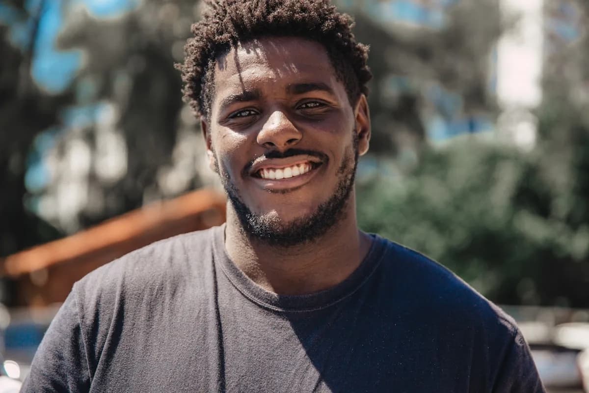 Un jeune créateur de contenu souriant